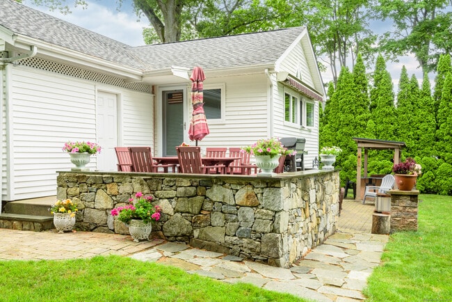 92 Grove Beach Rd S in Westbrook, CT - Building Photo - Building Photo
