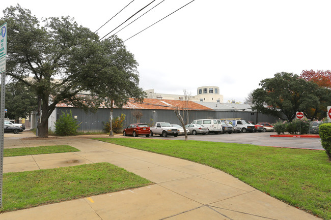 99 Trinity Tower in Austin, TX - Foto de edificio - Building Photo