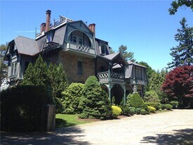 6 Howe Ave in Newport, RI - Building Photo