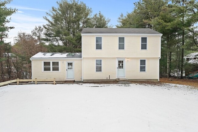 4 Oaken Bucket Ln in Plymouth, MA - Foto de edificio - Building Photo