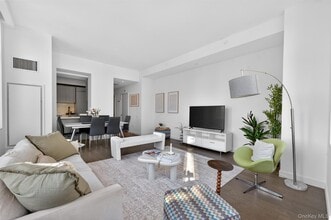 305 E 51st St in New York, NY - Building Photo - Building Photo