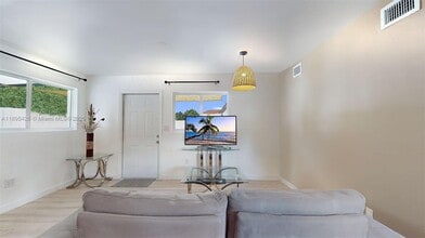 6760 SW 19th St in Miami, FL - Building Photo - Building Photo
