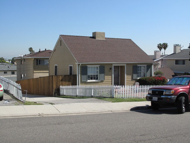 2611-2613 Voorhees Ave in Redondo Beach, CA - Building Photo - Building Photo