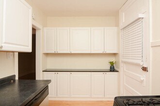 1425 W Hutchinson St, Unit J09P in Chicago, IL - Foto de edificio - Building Photo