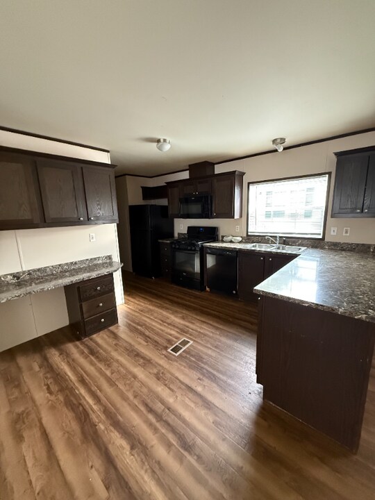 367 Parker Lake Dr in Oxford, MI - Building Photo