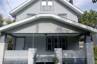 1085 Delia Ave in Akron, OH - Building Photo