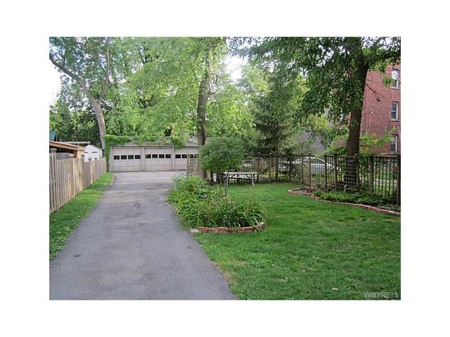 256 Bryant St in Buffalo, NY - Building Photo - Building Photo