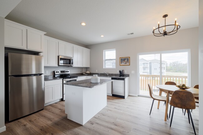 Lamp Rd Glenbrook, LLC in Bettendorf, IA - Building Photo - Building Photo