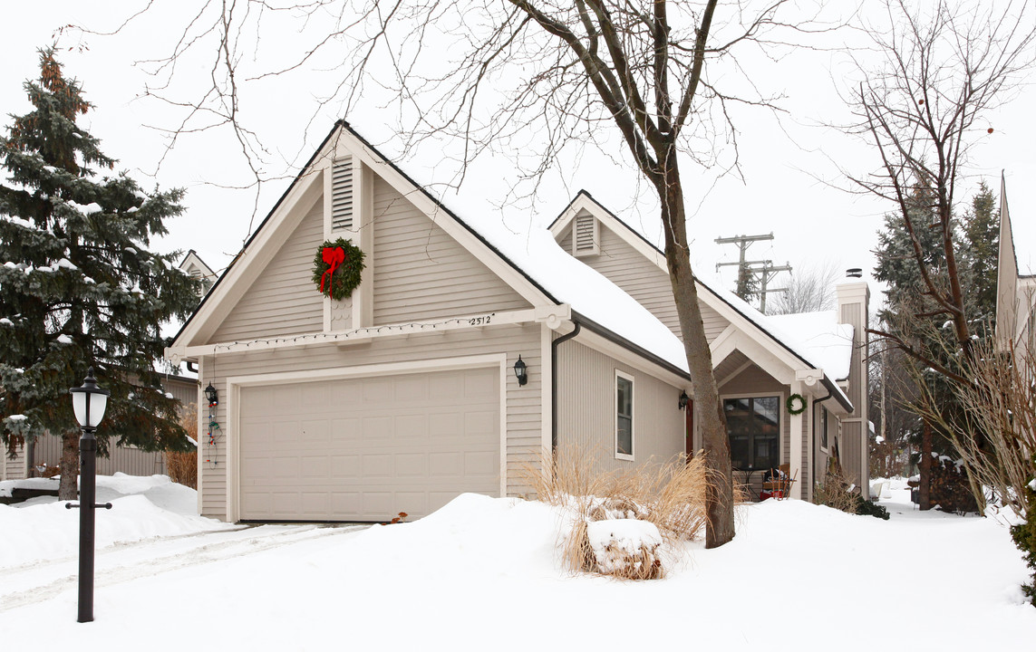 Country Village in Ann Arbor, MI - Building Photo