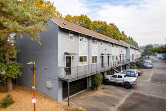 CRYSTAL SPRINGS CONDOMINIUMS in Portland, OR - Building Photo - Building Photo