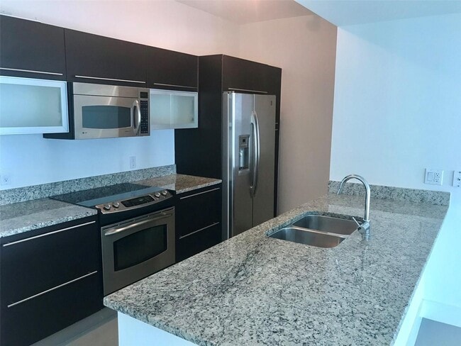 950 Brickell Bay Dr, Unit 1701 in Miami, FL - Building Photo - Building Photo