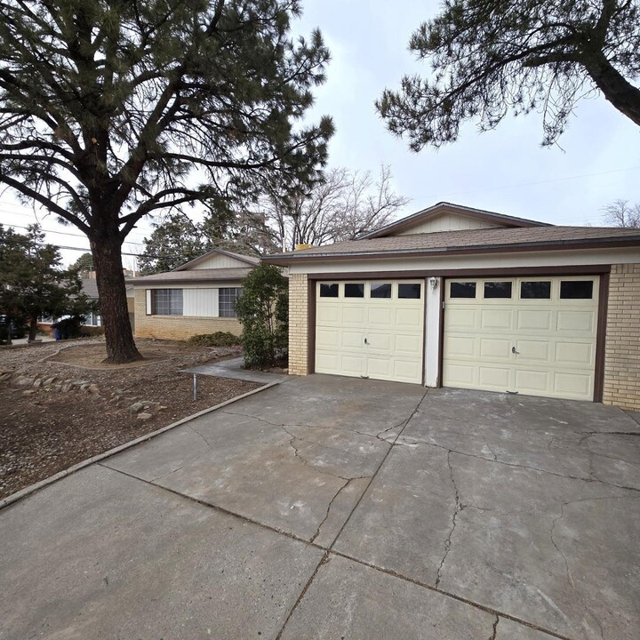 11617 Versailles Ave NE in Albuquerque, NM - Building Photo