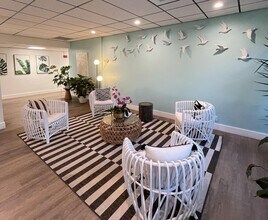 880 NE 69th St in Miami, FL - Foto de edificio - Building Photo