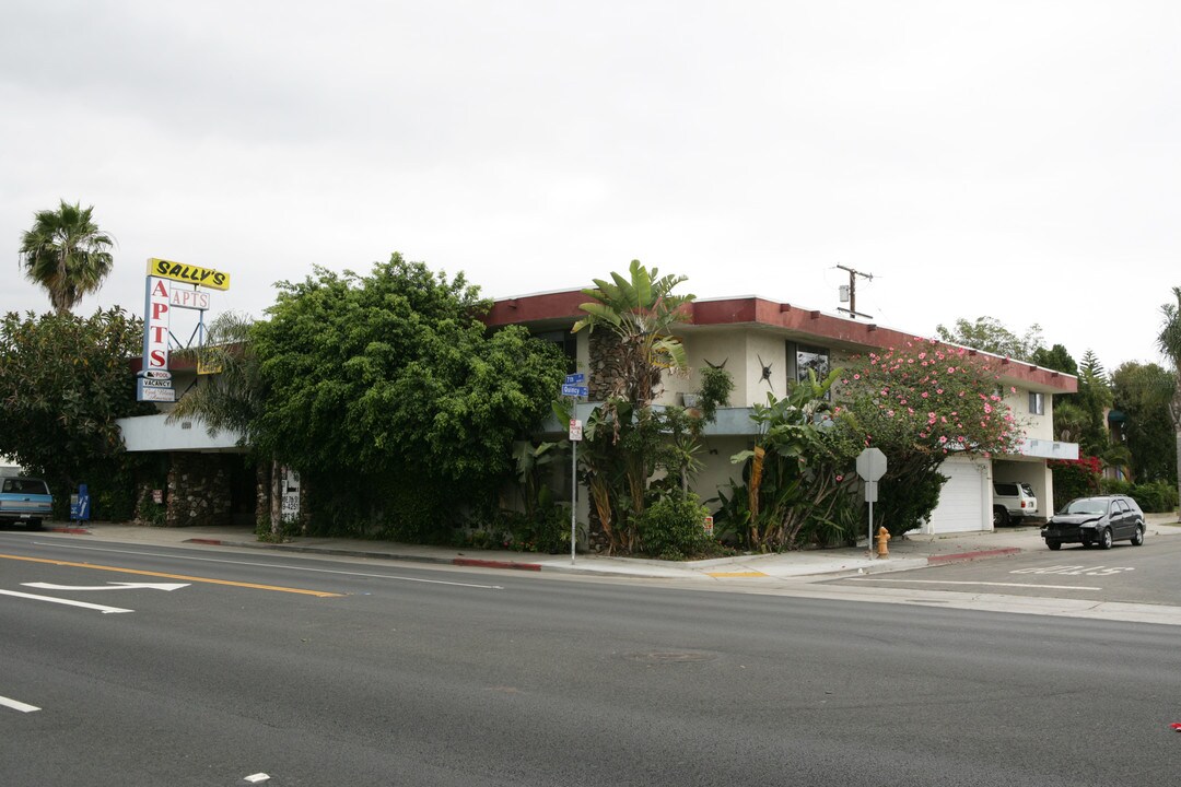 Sallys Apartments in Long Beach, CA - Building Photo