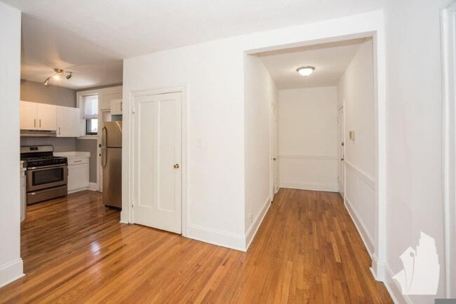 property at 622 W Stratford Pl