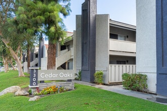 Cedar Oaks in Bakersfield, CA - Foto de edificio - Building Photo