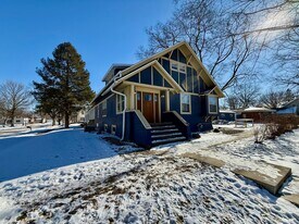 422 5th St NW in Waverly, IA - Building Photo
