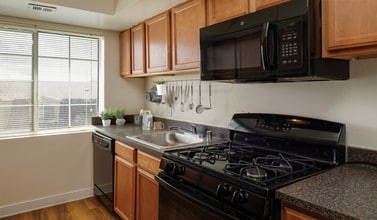 Foxchase Apartments in Alexandria, VA - Building Photo - Building Photo