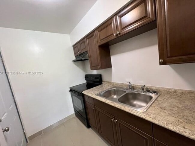 939 Magnolia Dr in Lake Park, FL - Building Photo - Building Photo