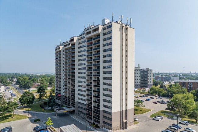 Summit Place in Oshawa, ON - Building Photo - Building Photo
