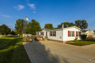 Pinewood on the Lake in Columbus, MI - Foto de edificio - Building Photo