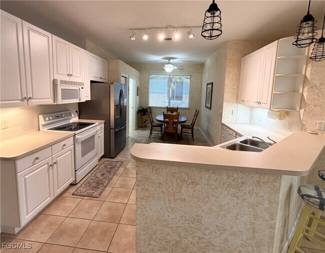 14255 Reflection Lakes Dr in Ft. Myers, FL - Foto de edificio - Building Photo