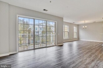 12631 Fair Crest Ct, Unit 303 in Fairfax, VA - Building Photo - Building Photo