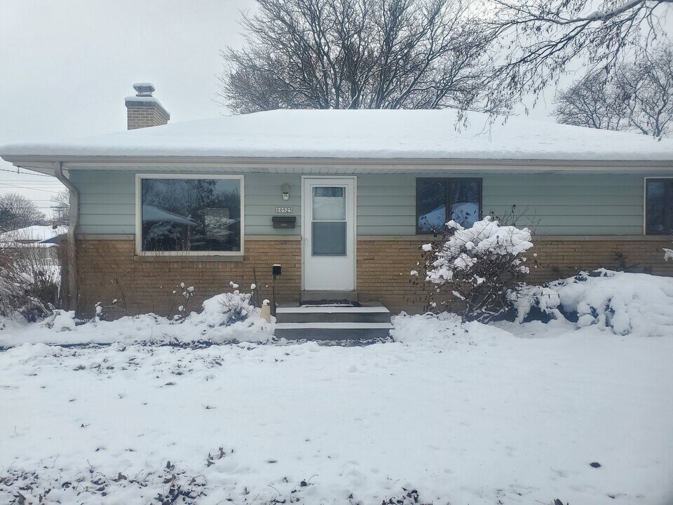 10525 W Custer Ave in Milwaukee, WI - Building Photo