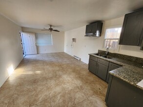 2118 Elmyra Ave, Unit #2 in Bakersfield, CA - Building Photo - Building Photo