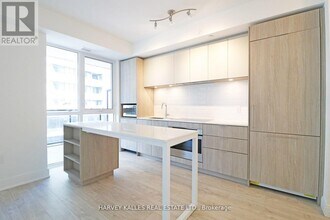 65 Annie Craig Dr in Toronto, ON - Building Photo - Building Photo