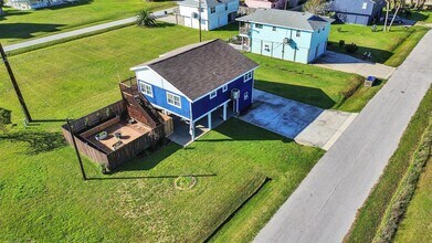 16527 Lewis Scott Rd in Jamaica Beach, TX - Building Photo - Building Photo