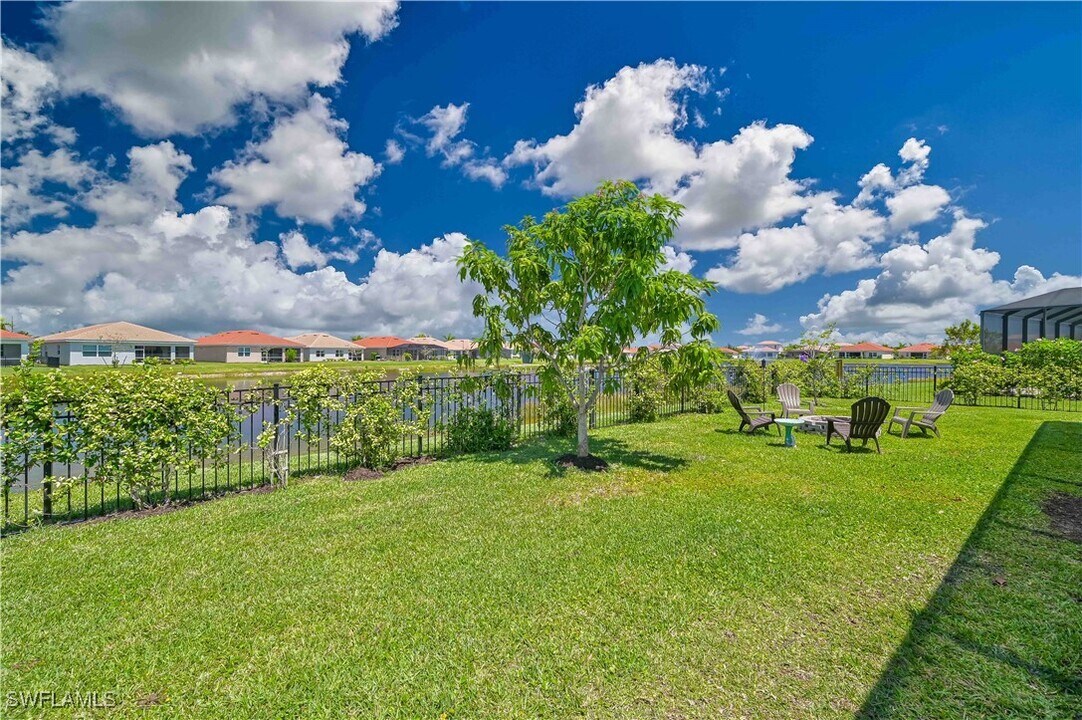 2833 Royal Gardens Ave in Ft. Myers, FL - Building Photo