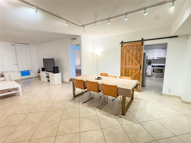 10185 Collins Ave in Bal Harbour, FL - Building Photo - Building Photo