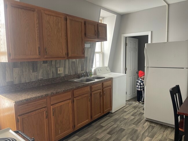 25 Marshall Ave, Unit upper in Akron, NY - Foto de edificio - Building Photo