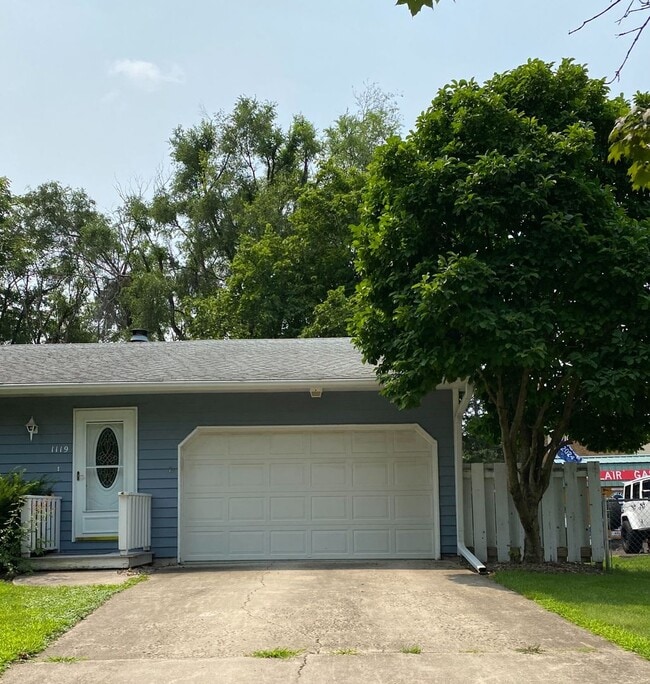 1119 Parliament Rd in Normal, IL - Building Photo - Building Photo