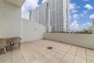 1750 N Bayshore Dr in Miami, FL - Building Photo - Building Photo