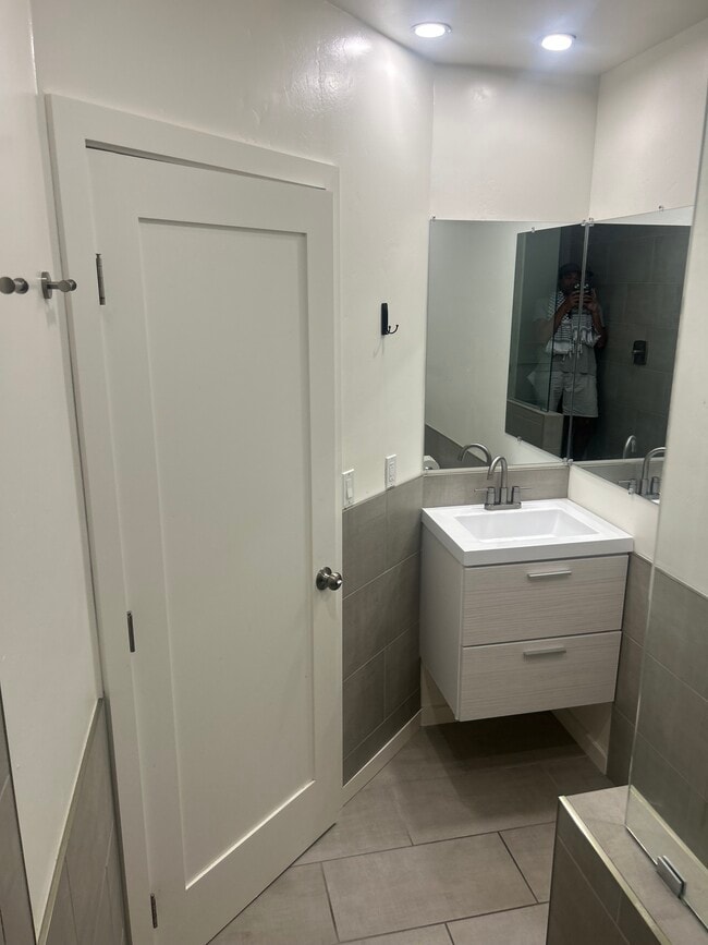 3702 Ingraham St, Unit 3702, Unit 3702