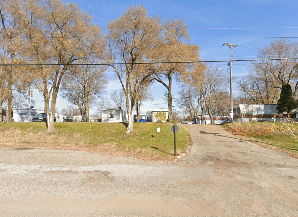 Harper Commons Mobile Homes in Battle Creek, MI - Building Photo