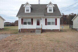 135 Waterford Dr in Oak Grove, KY - Building Photo