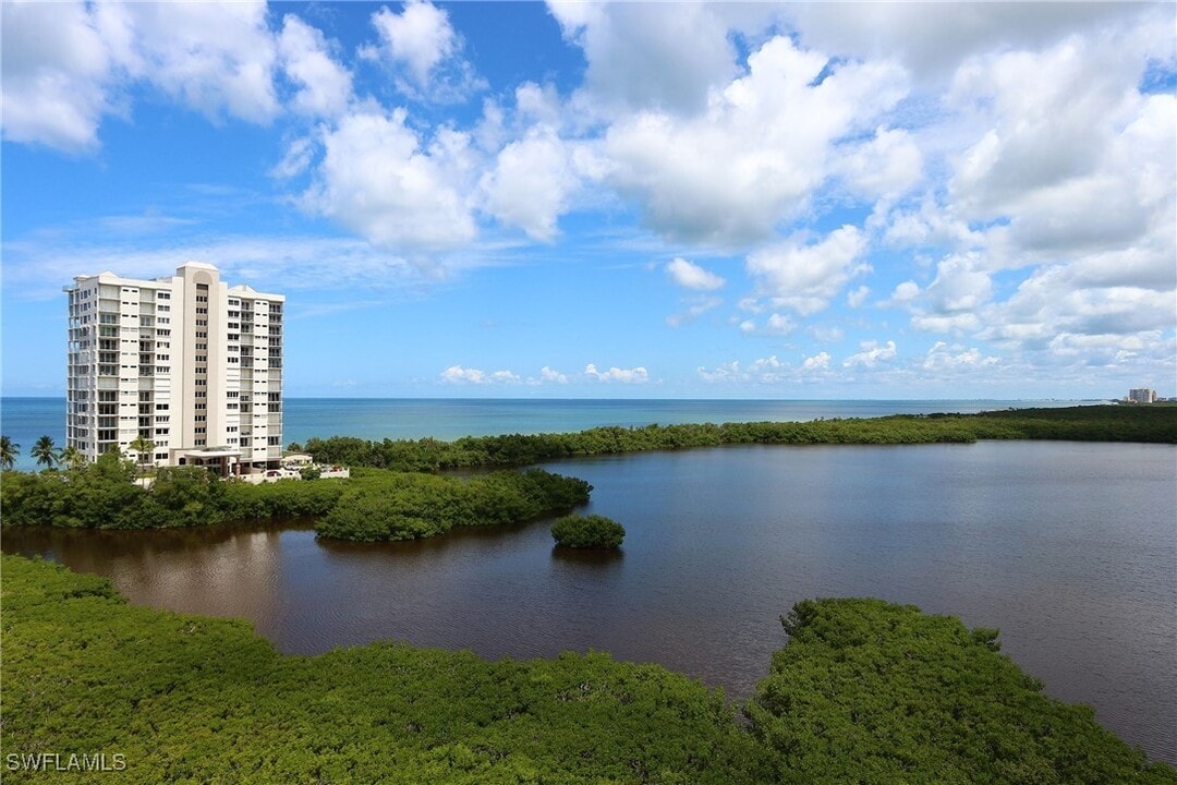 60 Seagate Dr in Naples, FL - Building Photo