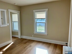 22 Walter Hammond Pl in Waldwick, NJ - Foto de edificio - Building Photo