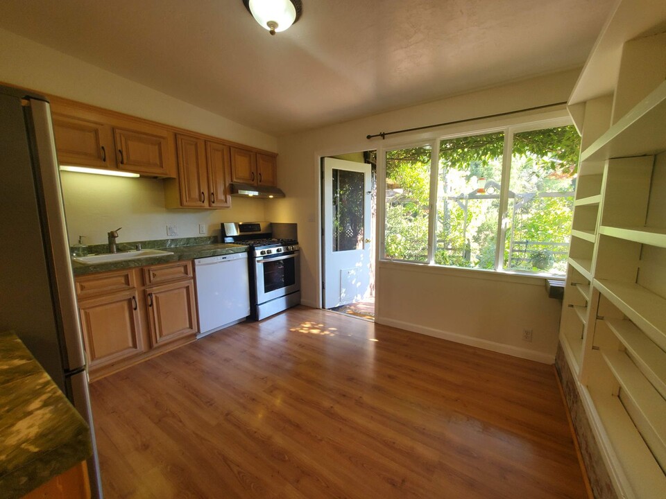 18 Sunview Ave in San Anselmo, CA - Building Photo