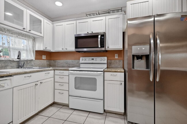 9410 N Hollybrook Lake Dr in Pembroke Pines, FL - Building Photo - Building Photo
