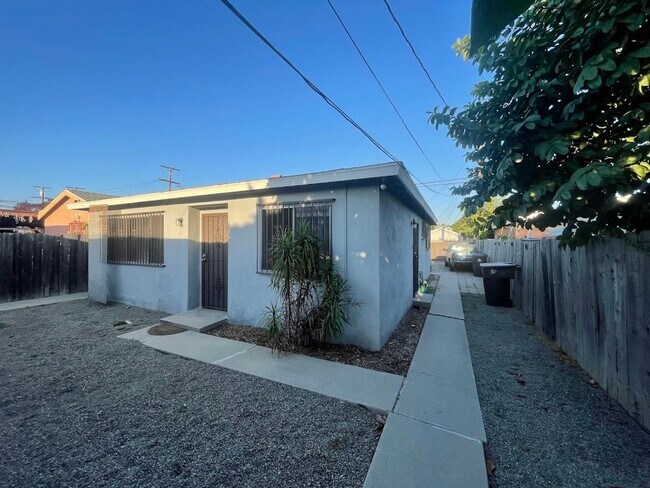 2264 Myrtle Ave-Unit -2264-BACK in Long Beach, CA - Building Photo - Building Photo