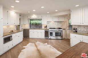 9305 Beverlycrest Dr in Beverly Hills, CA - Building Photo