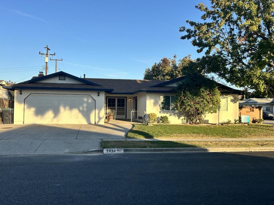 2030 Samson Ave in Simi Valley, CA - Foto de edificio