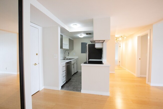 2301 Fairview Ave E, Unit 312 in Seattle, WA - Building Photo - Building Photo