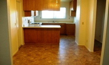 12965 Kiowa Rd in Apple Valley, CA - Foto de edificio - Building Photo