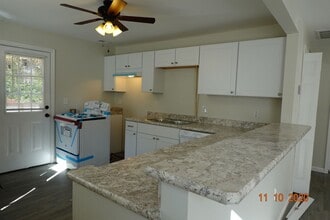 122 York Dr in Yorktown, VA - Building Photo - Building Photo