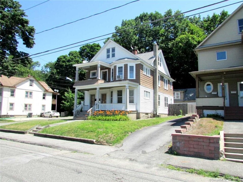 384 Brightwood Ave in Torrington, CT - Building Photo